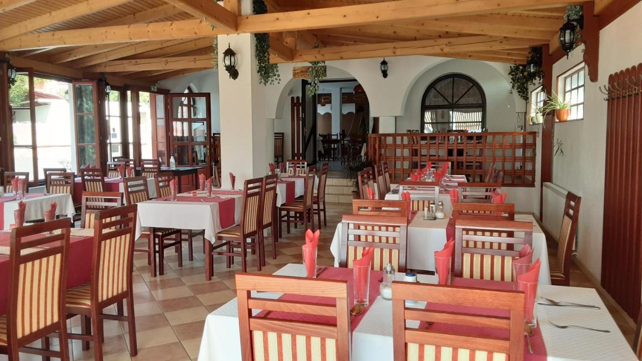 Hotel Pannon Panzio Restaurant Pannonhalma Exterior foto