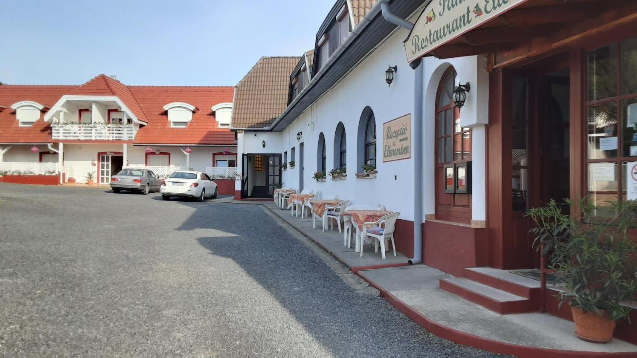 Hotel Pannon Panzio Restaurant Pannonhalma Exterior foto