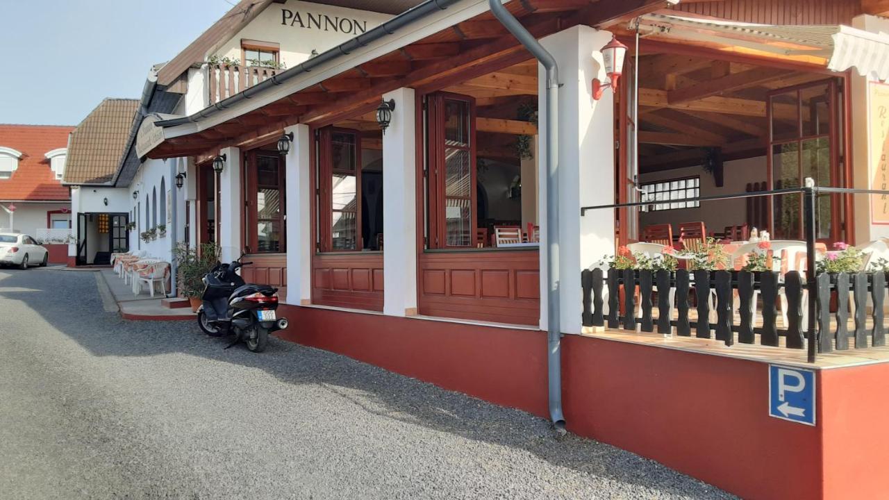 Hotel Pannon Panzio Restaurant Pannonhalma Exterior foto