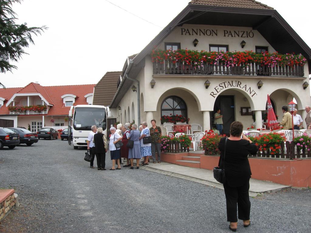 Hotel Pannon Panzio Restaurant Pannonhalma Exterior foto