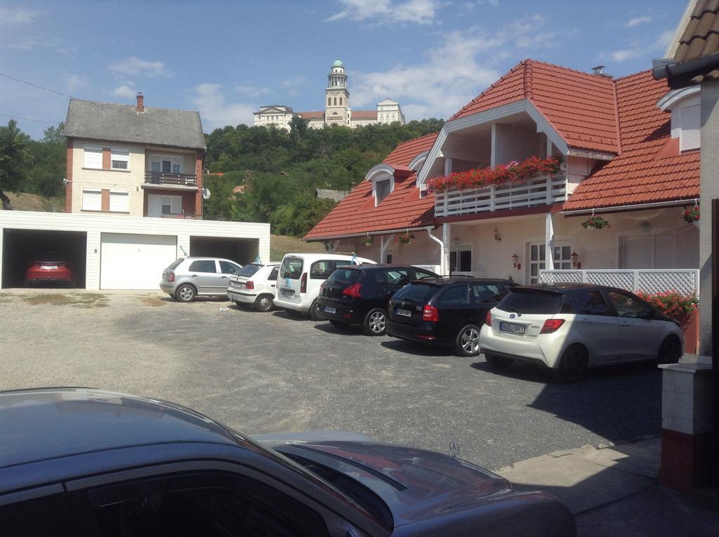 Hotel Pannon Panzio Restaurant Pannonhalma Exterior foto