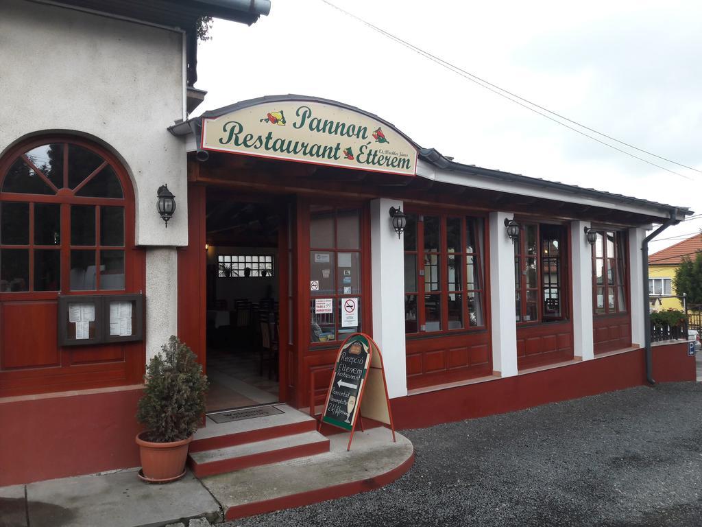 Hotel Pannon Panzio Restaurant Pannonhalma Exterior foto